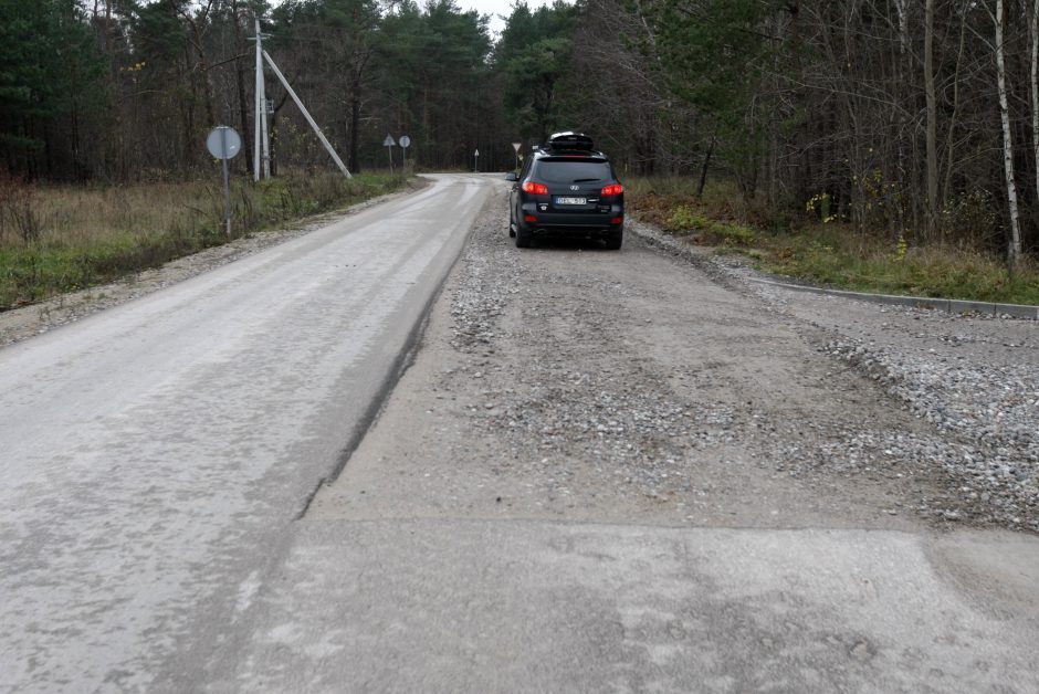 Skubama asfaltuoti patyčių sulaukusią gatvę Klaipėdos rajone