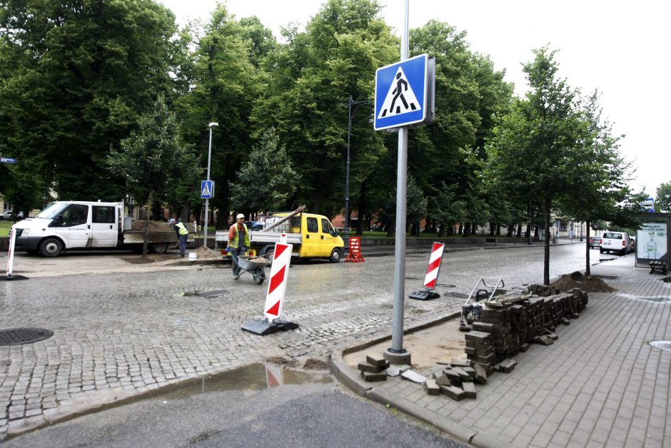 Klaipėdos apdainuotoje perėjoje pluša darbininkai