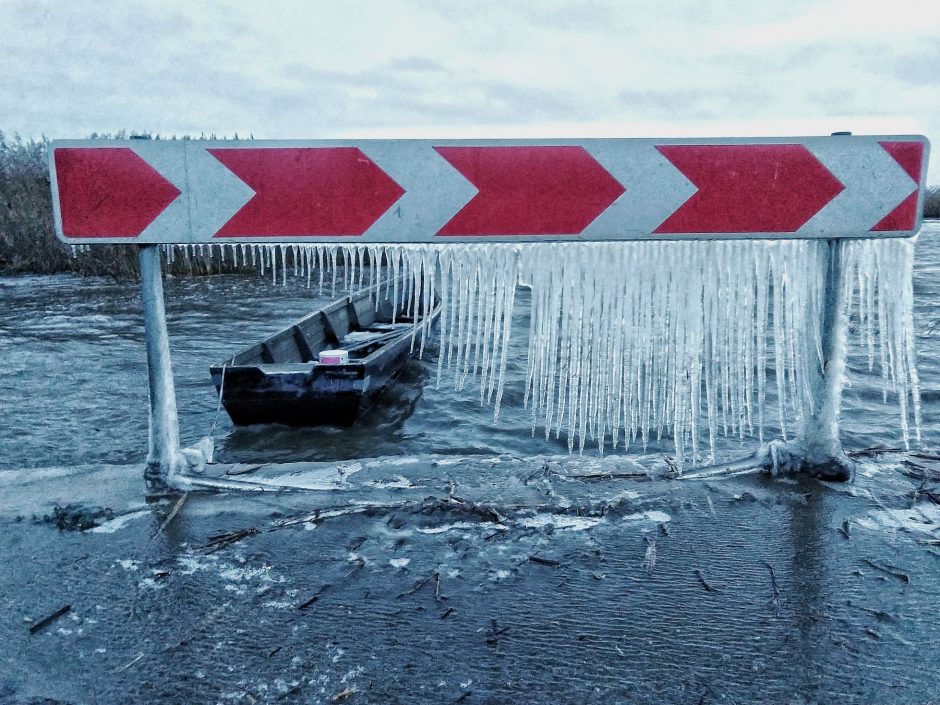 Neringą papuošė pati gamta: atsėlinęs šaltis sukūrė ledo skulptūras