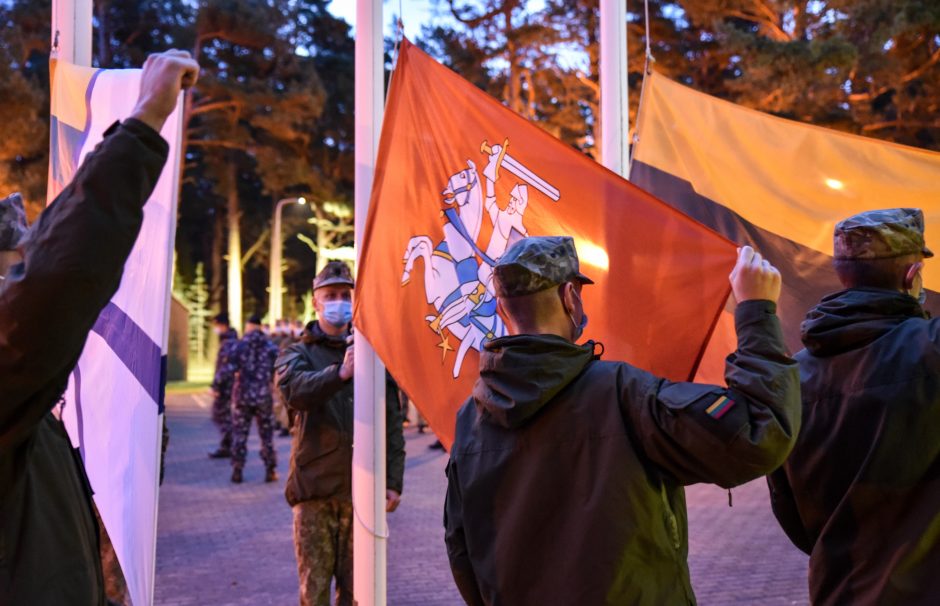 Karinės jūrų pajėgos pažymėjo Lietuvos kariuomenės dieną: iškilmingai pakėlė vėliavas