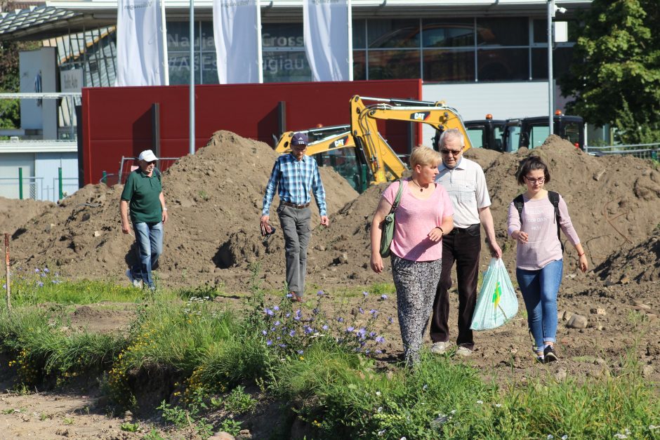 Užtvertas takas į turgų: žmonės eina laviruodami tarp automobilių