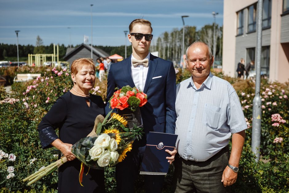 Įteikti brandos atestatai: Klaipėdos licėjaus abiturientai dėkoja mokytojams