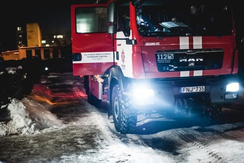 Šakių rajone susidūrė automobilis ir sunkvežimis, prispaustą žmogų vadavo ugniagesiai