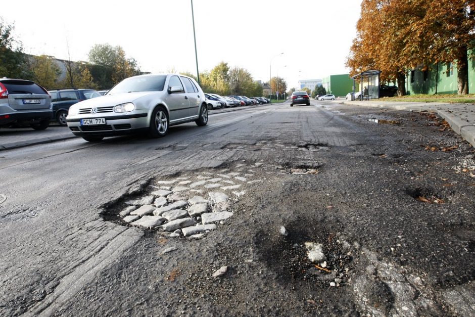 Važiavimas gatvėmis – lyg loterija: vietoje remonto darbų statomi įspėjamieji ženklai