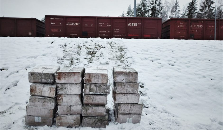 Pasieniečiai sulaikė cigarečių kontrabandą už 600 tūkst. eurų: slėpė po akmens skalda