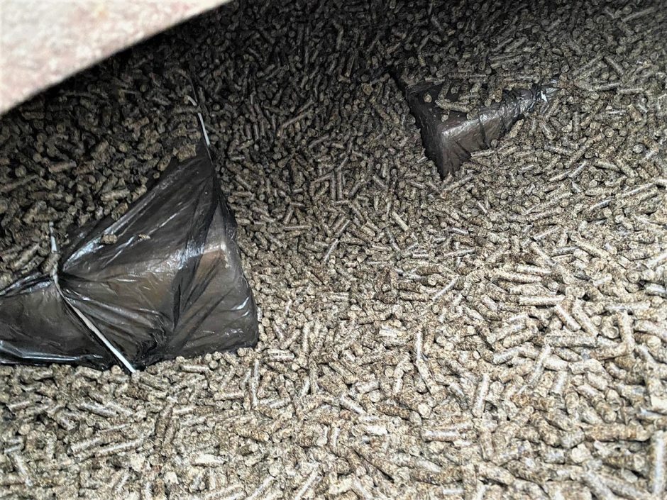 Pasieniečiai sulaikė cigarečių kontrabandą už 600 tūkst. eurų: slėpė po akmens skalda