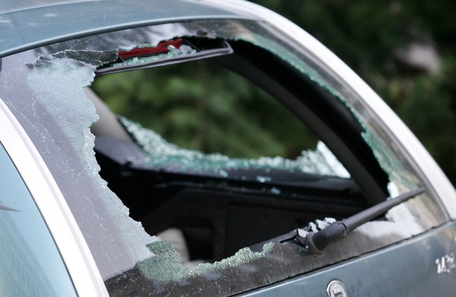 Siaubas Jurbarko rajone: vyras išdaužė automobilio stiklą ir griebėsi smurto prieš moterį