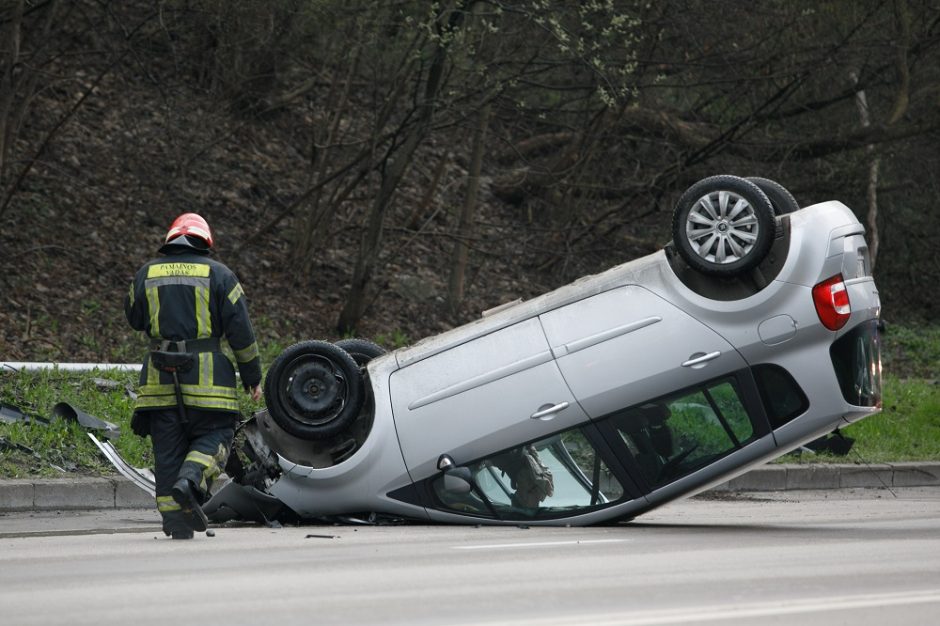 Biržų rajone griovyje apvirto pavogtas automobilis