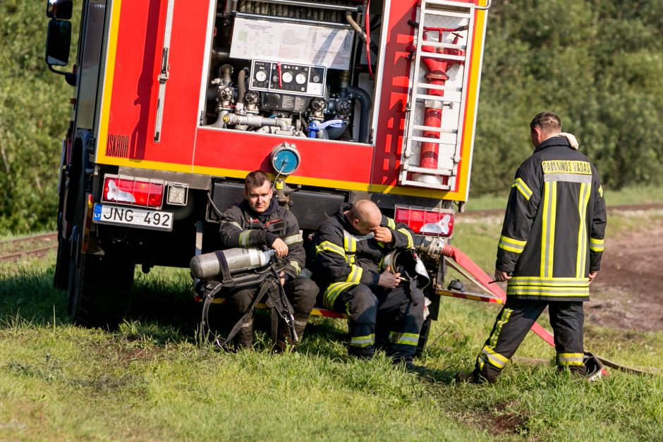 Kauno ir Kėdainių rajonuose liepsnojo ražienos, Naujojoje Akmenėje sudegė šieno ritiniai