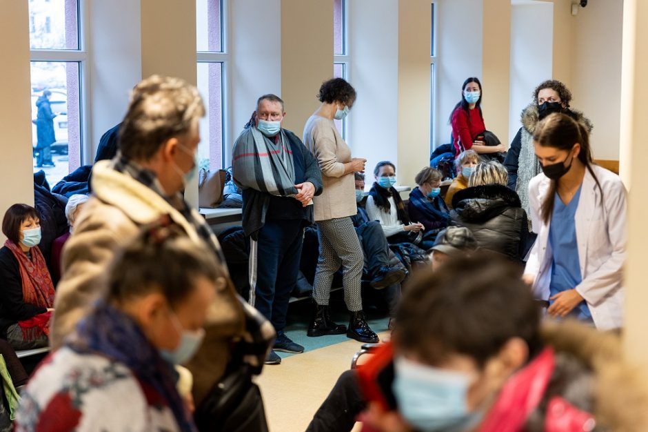 Aštuonis mėnesius eilėse pas gydytoją laukiantiems pacientams žada: netrukus bus geriau