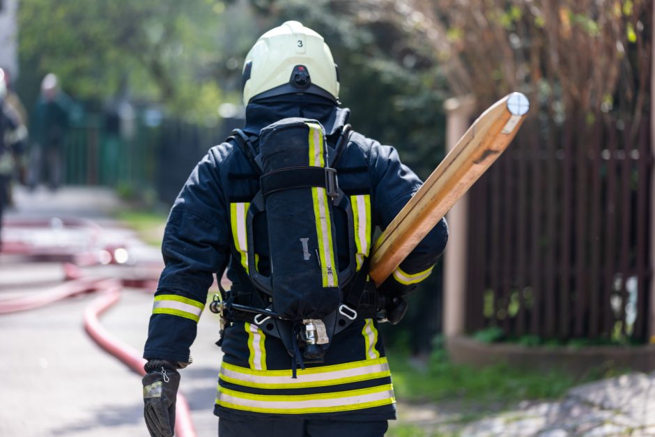 Šalčininkų rajone atvira liepsna dega medinis sandėliukas