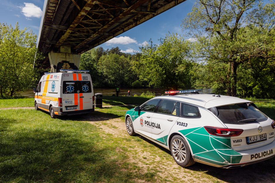 Sostinės tarnybas ant kojų sulėkė grėsmingas pranešimas: nuo tilto nukrito moteris