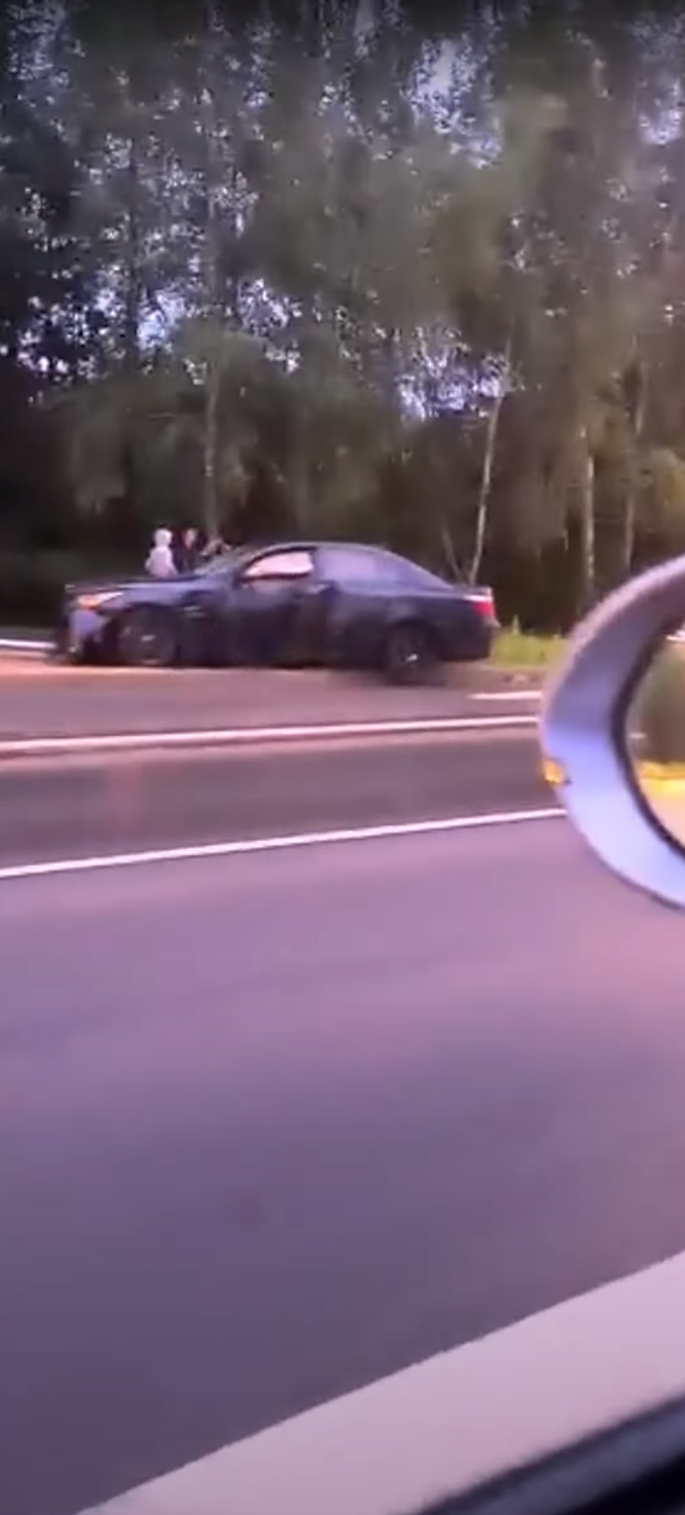Dėl liūties – avarija: moters vairuotas BMW rėžėsi į stulpą, apgadintas kelio ženklas