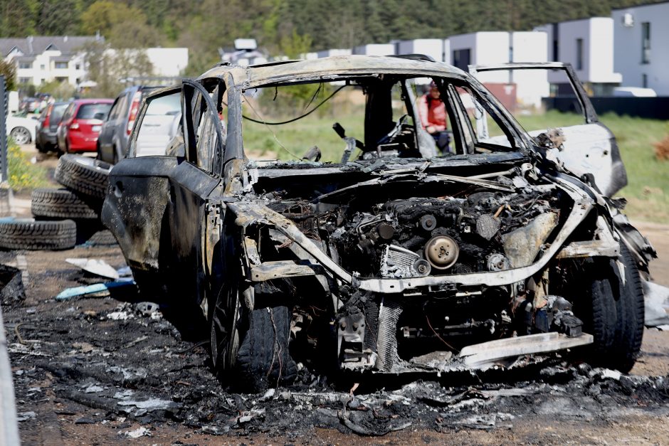 Apie gaisrą autoservise pranešė juodų dūmų stulpas: nelaimę prišaukė automobilio gedimas