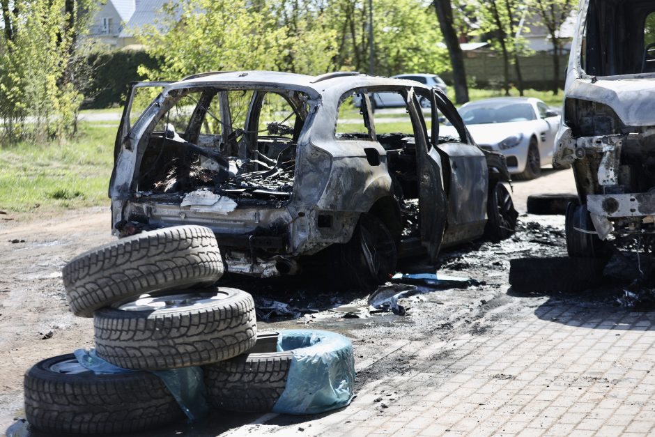 Apie gaisrą autoservise pranešė juodų dūmų stulpas: nelaimę prišaukė automobilio gedimas