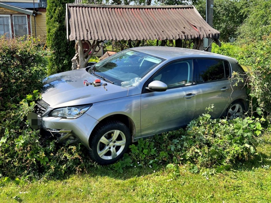 Nuo pareigūnų sprukti bandžiusį kontrabandininką sustabdė tvora