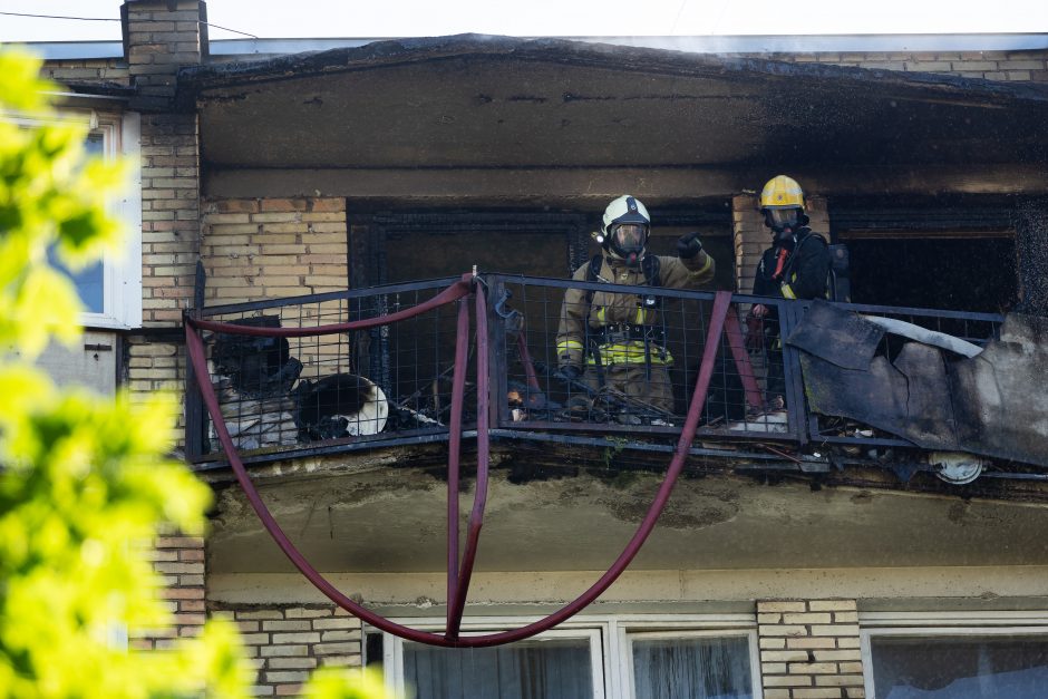 Vilniaus Žirmūnų rajone užsiliepsnojo butas, evakuota 10 žmonių