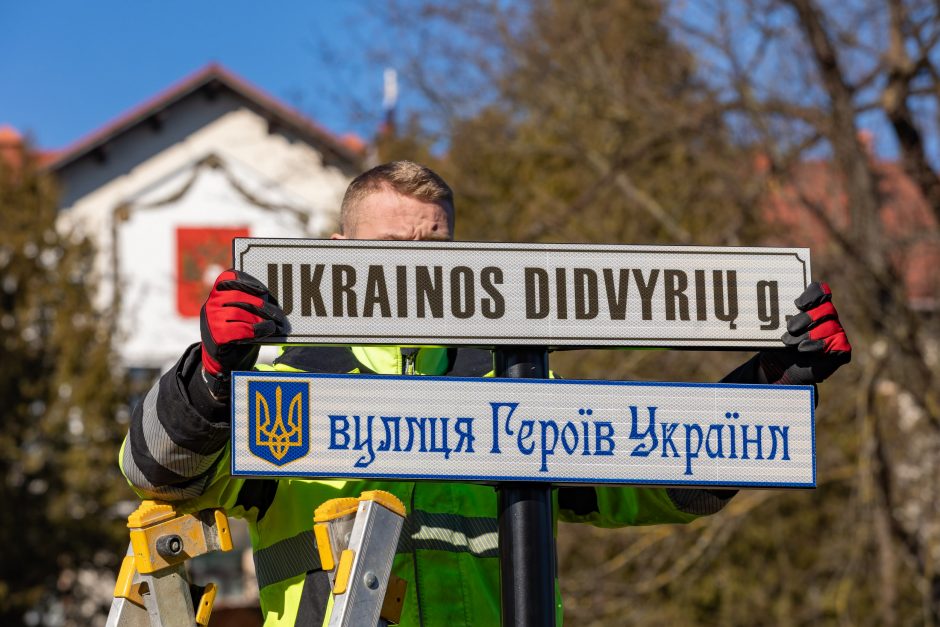 Prokuratūra prašo suimti Molotovo kokteilių mėtymu į Rusijos ambasados sieną įtariamą vyrą