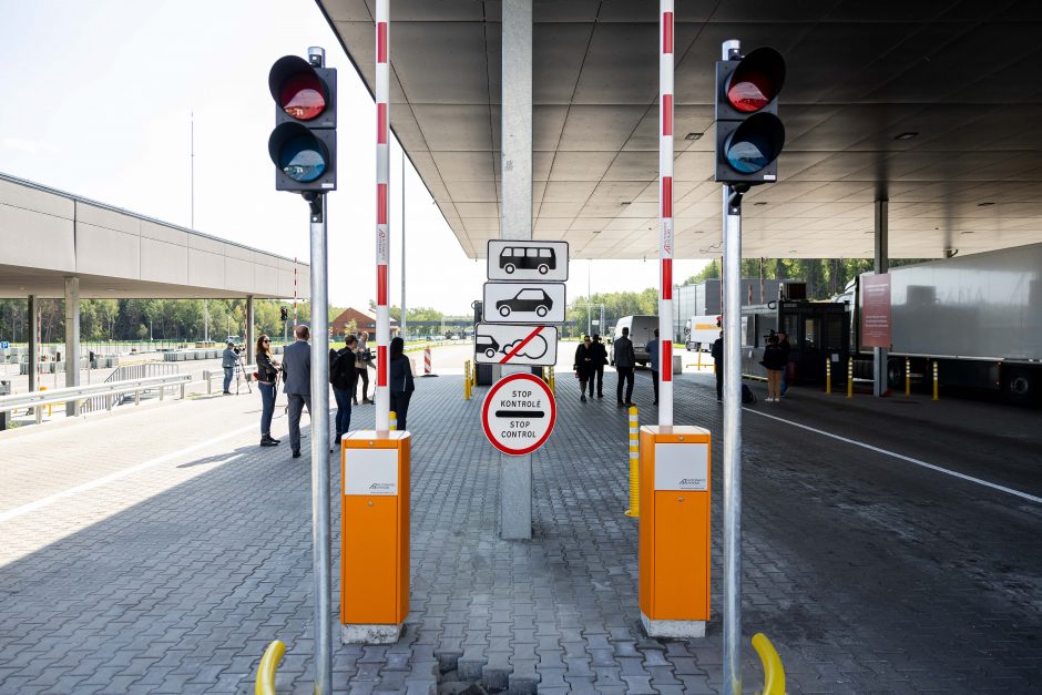 Medininkų poste užsidegusiu automobiliu gabenta 20 blokų kontrabandinių cigarečių