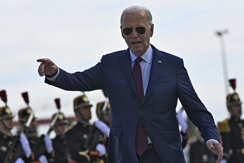 J. Bidenas Prancūzijoje dalyvaus karo Ukrainoje temdomame D dienos minėjime