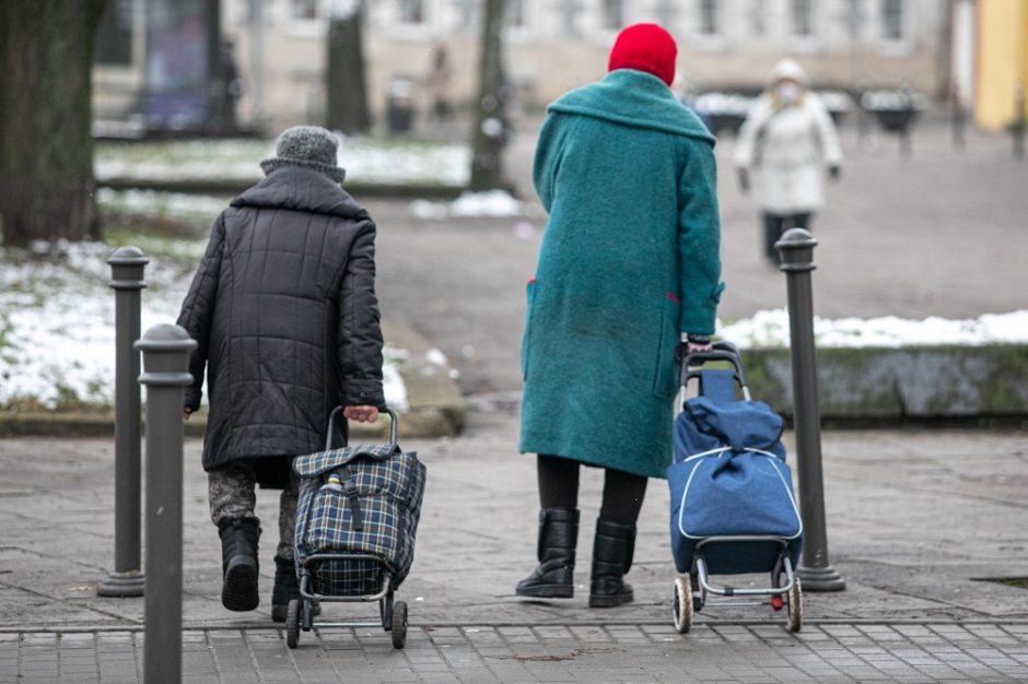 Sukritikavo automatinį įtraukimą į pensijų fondus: su viena ranka duoda saldainį, su kita – botagą