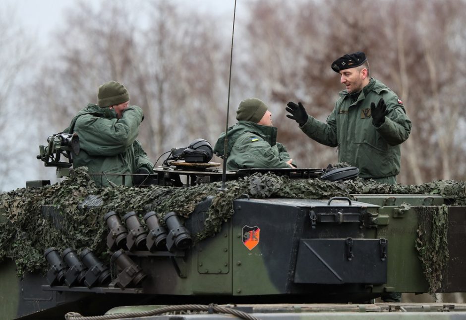 Lenkijoje ukrainiečių kariai apmokomi naudotis naujais tankais