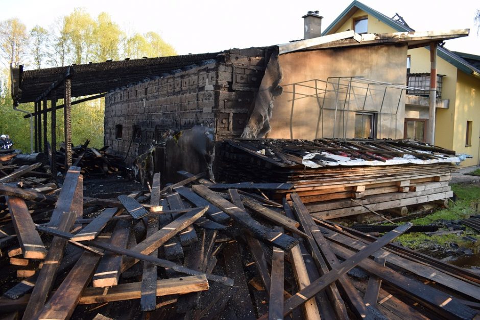 Alytuje liepsnojo garažas, sudegė stogas: įtariamas padegimas