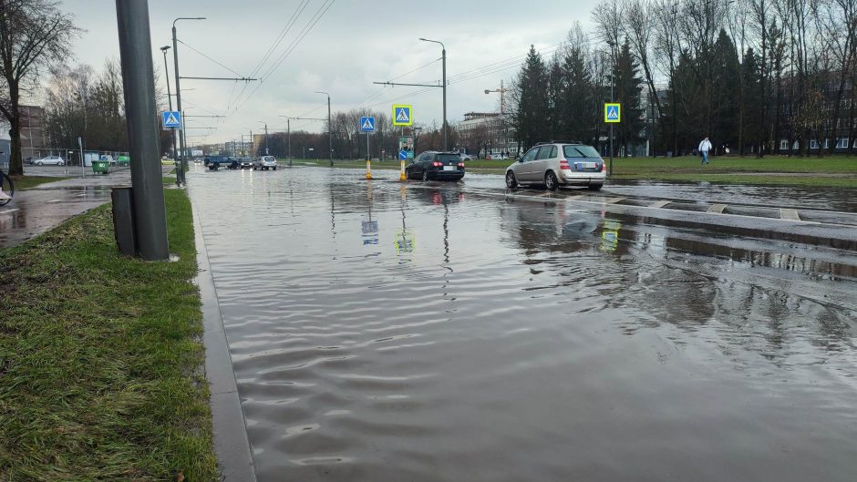 Pavasarinė liūtis skalavo Kauną: kai kurios gatvės buvo sunkiai pravažiuojamos (vaizdo įrašai)