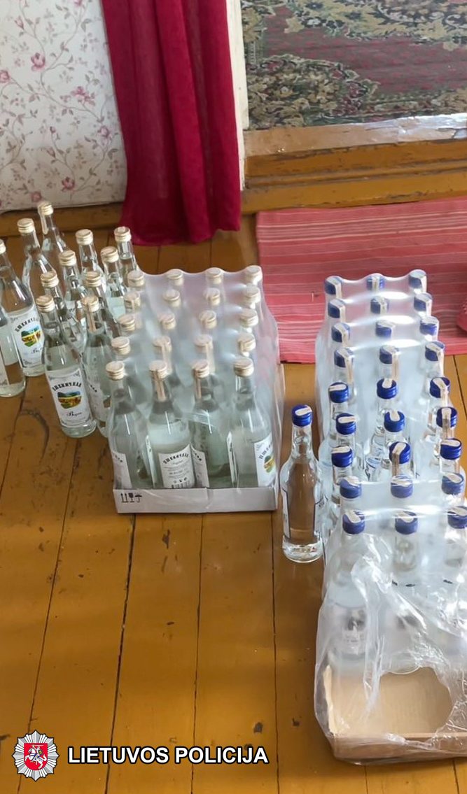 Šalčininkų rajone pareigūnai išaiškino nelegaliai rūkalais, alkoholiu prekiavusią senjorę