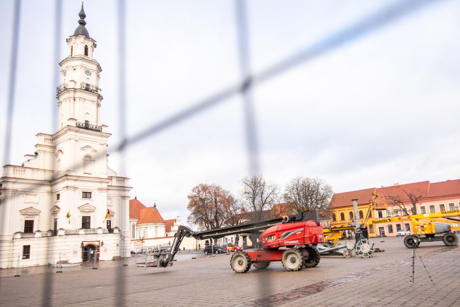 Rotušės aikštėje jau montuojamas kalėdinės eglutės karkasas