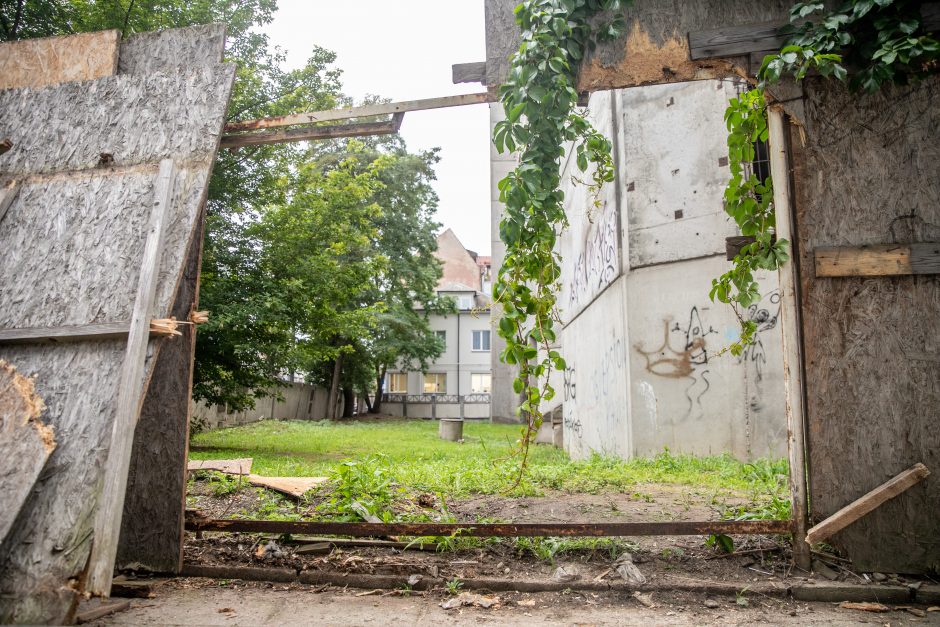 Siaubas Kauno centre: krisdamas nuo „Britanikos“ stogo jaunuolis sužalojo pareigūną, o pats užsimušė
