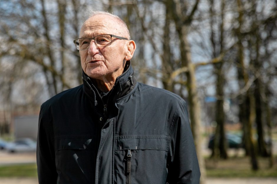 Pagerbtas buvęs Dainavos poliklinikos vadovas G. Andziukevičius: apie darbus primins ąžuoliukas