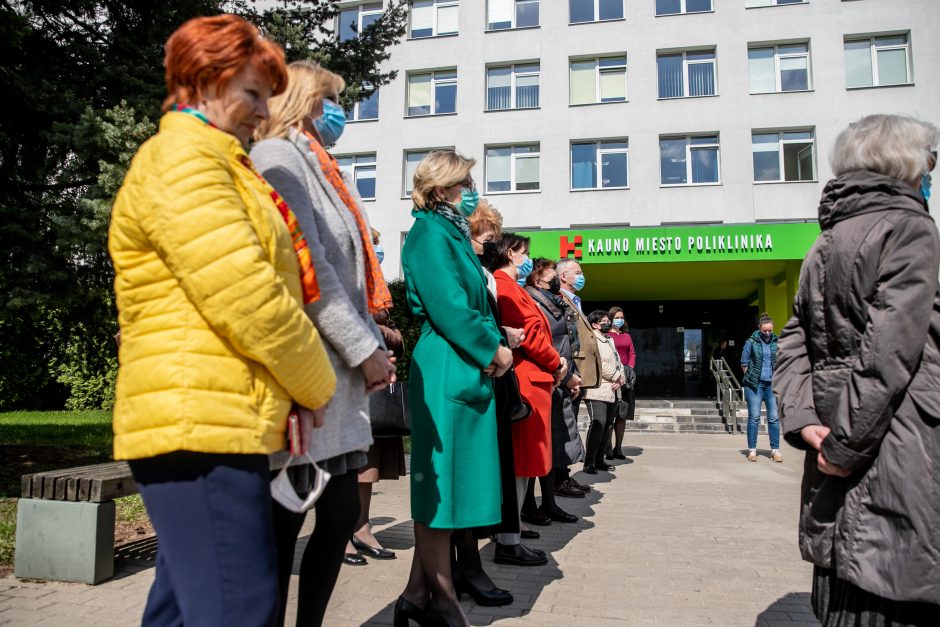 Pagerbtas buvęs Dainavos poliklinikos vadovas G. Andziukevičius: apie darbus primins ąžuoliukas