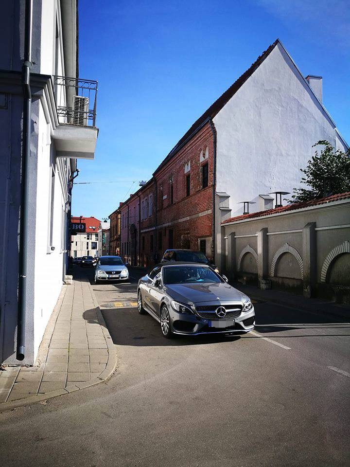 Senamiestyje viduryje gatvės paliktas „Mercedes-Benz“ sulaukė ir pareigūnų dėmesio