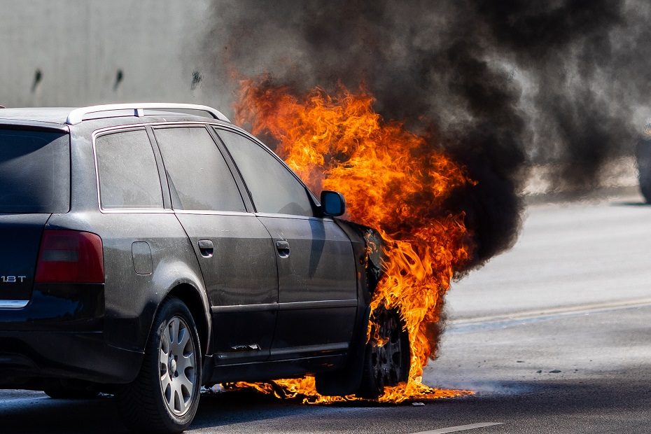 Šokiruojantis vaizdas sostinės gatvėje: „Audi“ virto ugnies fakelu