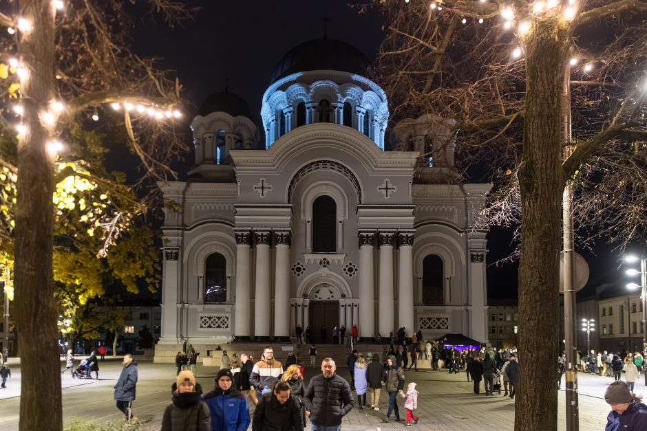 Lapkričio tamsumoje nušvis ir miestas, ir kapinės