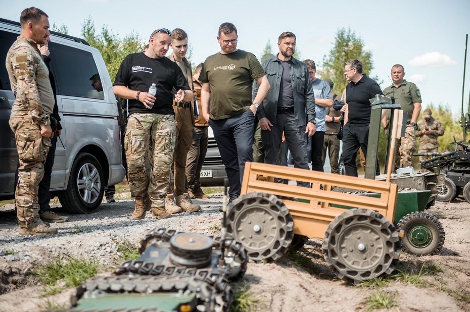 L. Kasčiūnas Ukrainoje apžiūrėjo fortifikacijas, lankėsi dronų centre