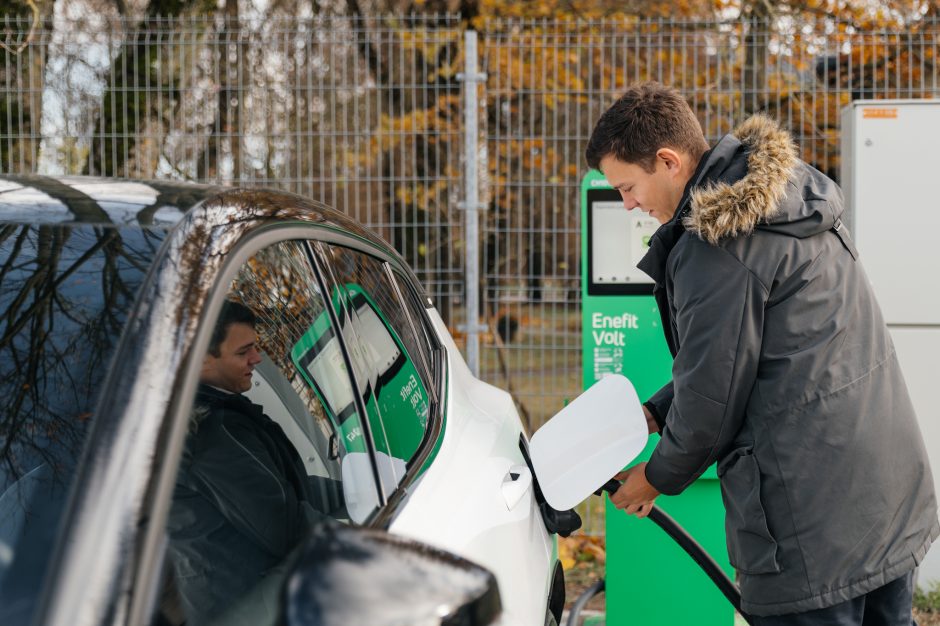 Elektromobilių įkrovimas žengia į naują etapą: taškų skaičius „Enefit Volt“ tinkle viršijo 1000