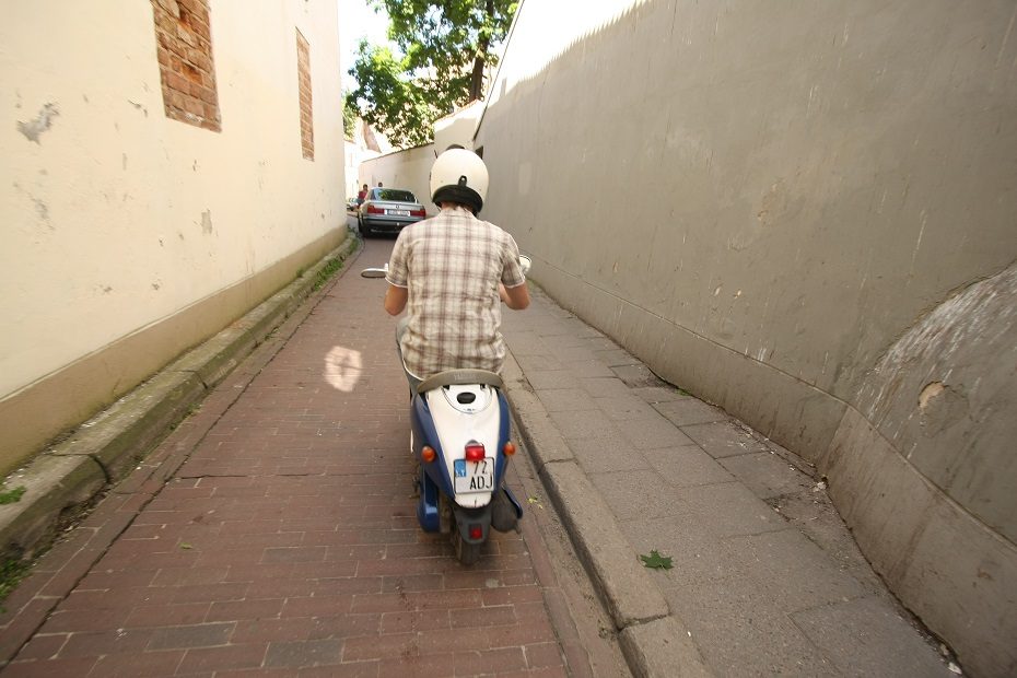 Parlamentas linkęs įvesti praktinį egzaminą mopedų vairuotojams, prie vairo galėtų sėsti nuo 16 metų