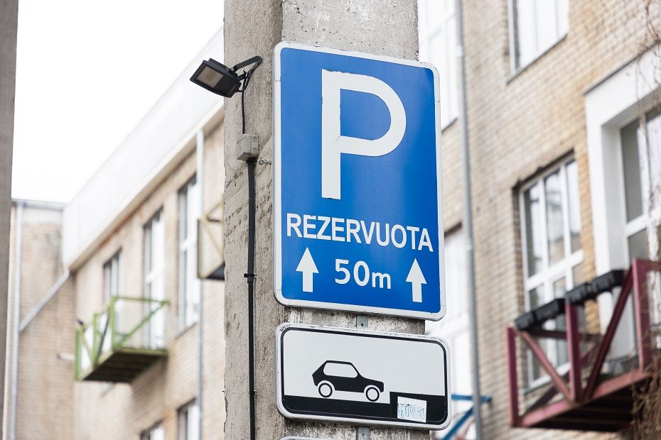 Seimas linkęs numatyti baudas už privačios parkavimo vietos užėmimą