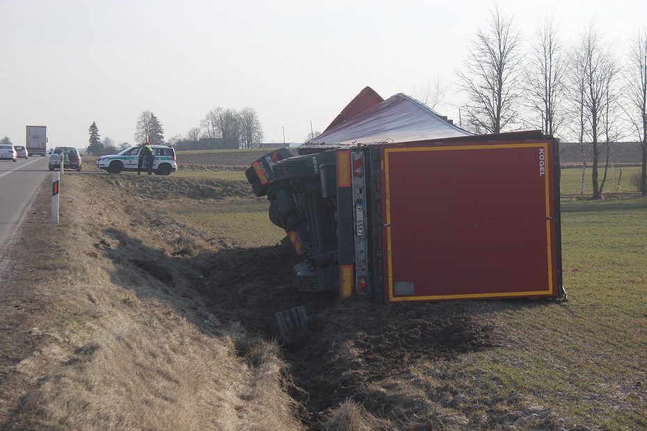 Akmenės rajone stiprus vėjas „nupūtė“ į griovį sunkvežimį: yra nukentėjusių