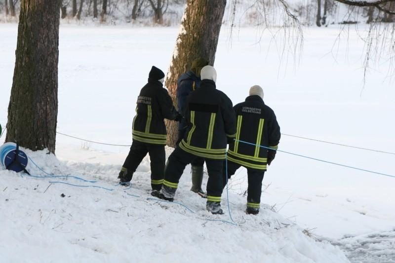 Tragedija Varėnos rajone: į tvenkinį įlūžo ir paskendo vyras