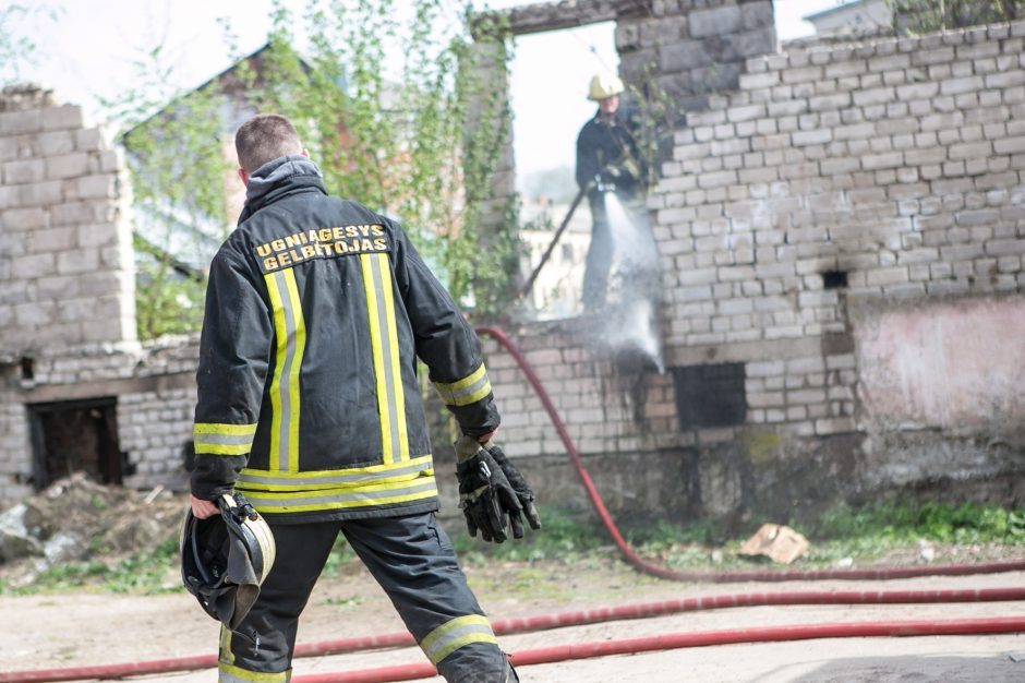 Pavojingas gaisras Biržų rajone: netoli kuro bazės dega ūkinis pastatas