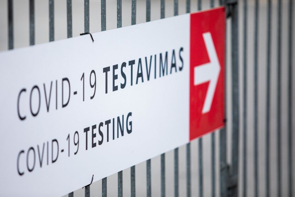 Įvertino mokamą darbuotojų testavimą nuo COVID-19: tik dar labiau didina įtampą