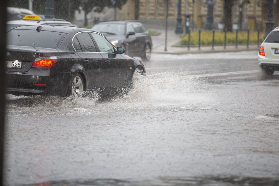 Kelininkai: eismo sąlygas sunkins lietus