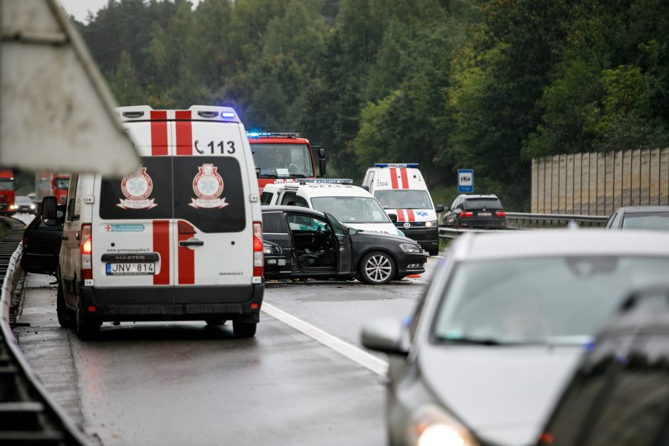 Anykščių rajone – avarija: susidūrus automobiliams, žuvo žmogus, sužeisti šeši