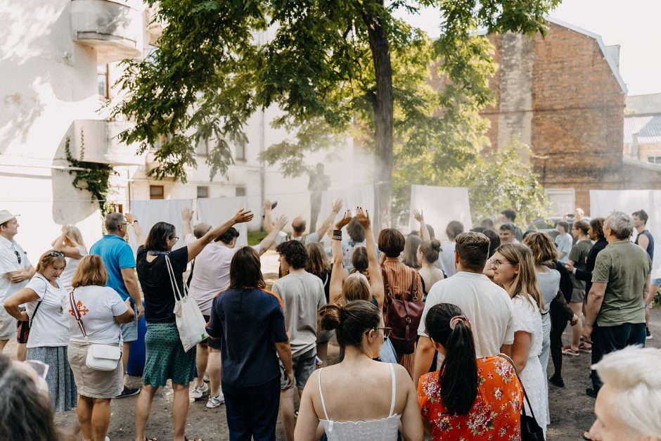 Spektaklis „Fugit“ – tikroviška karo repeticija