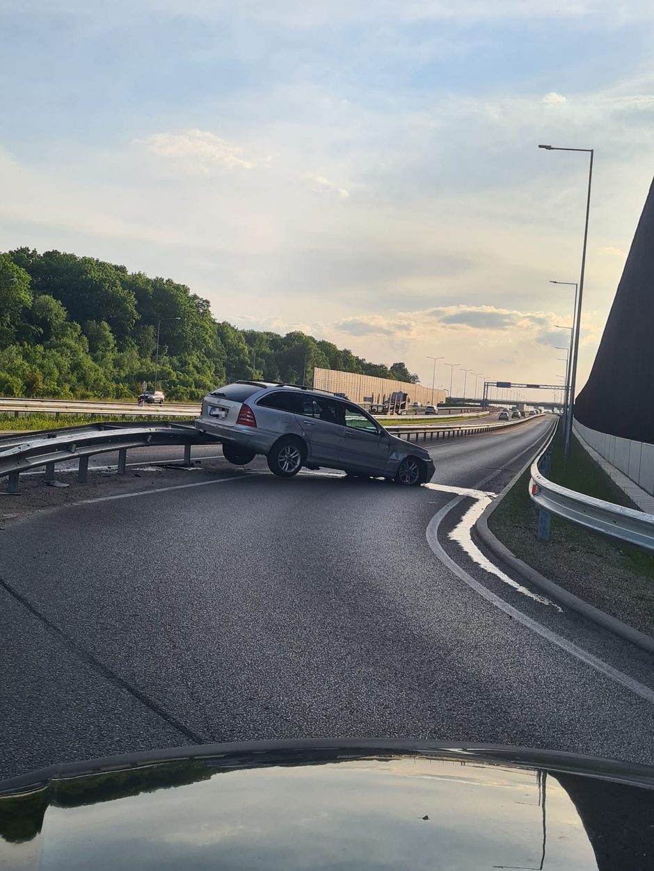 Kaune – avarija: „Mercedes-Benz“ užvažiavo ant kelio atitvaro