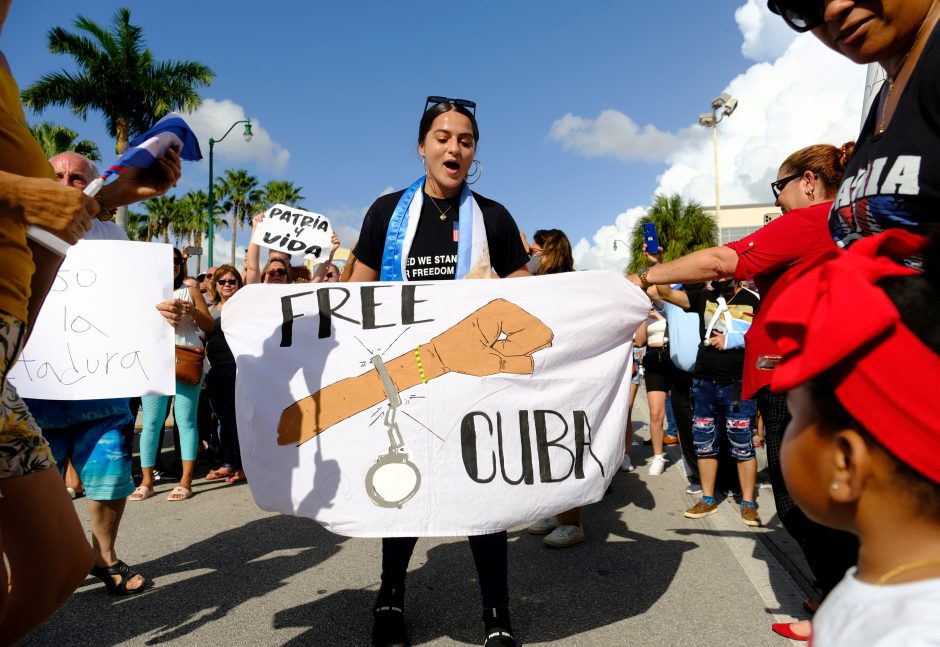 Socializmo statybų išvarginta Kuba renkasi gyvenimą