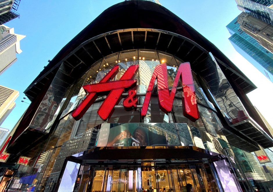 „H&M“ pranešė nutraukianti veiklą Rusijoje